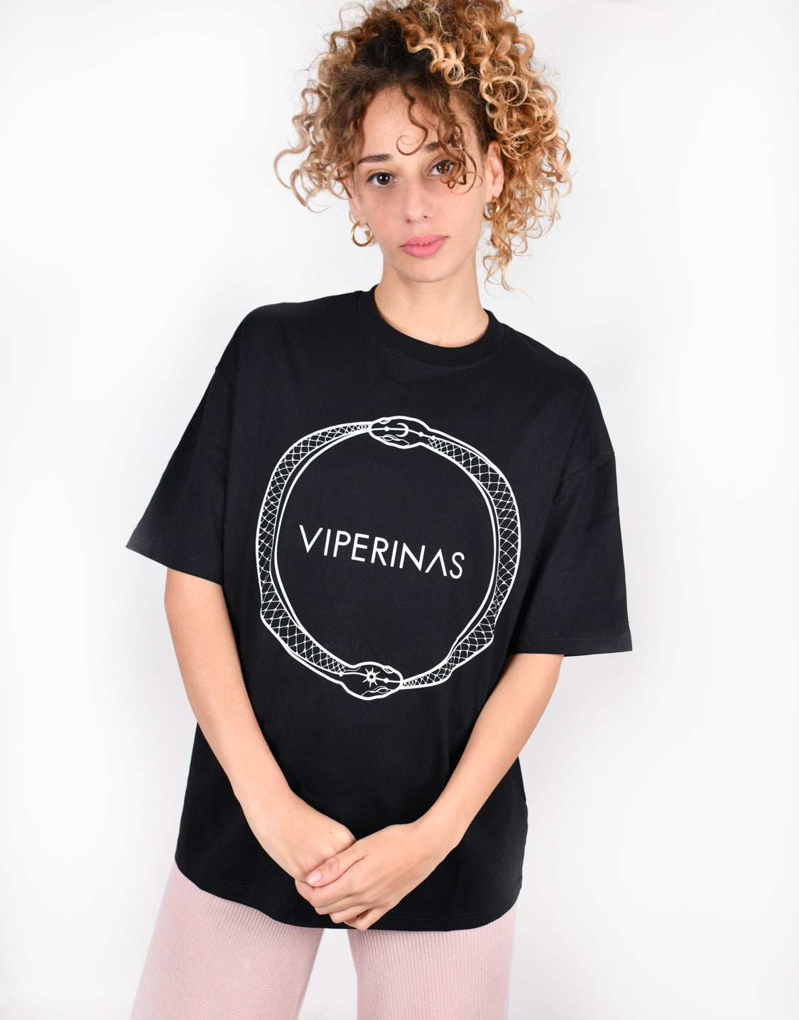 Viperinas Online Store | Camiseta The Logo Black | Composición: 100% algodón | Estilo Oversize  | Envíos a todo el mundo | Marca de Ropa canaria | Moda Mujer